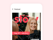 Cover des Tell Your Story Podcast auf einem Smartphone.